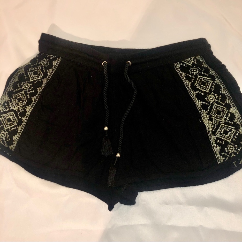 Derek heart boho patterned black & green shorts